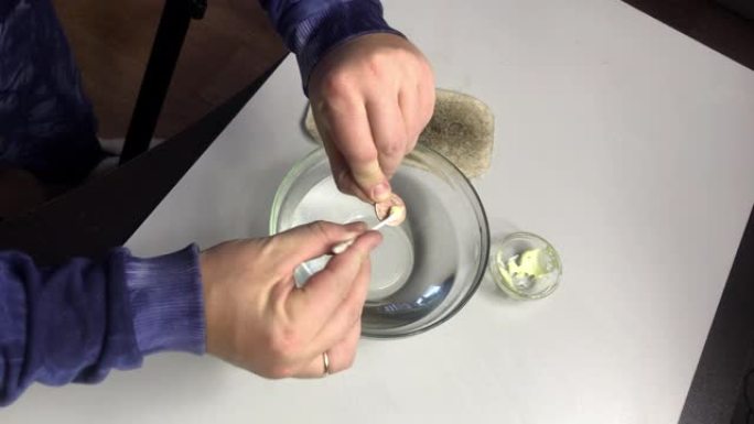 用硫酸软膏制铜币。一个人用硫酸软膏在热水中摩擦硬币。