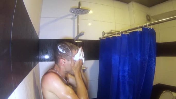 年轻的白人男子洗澡，高兴他的心情。洗他的头。