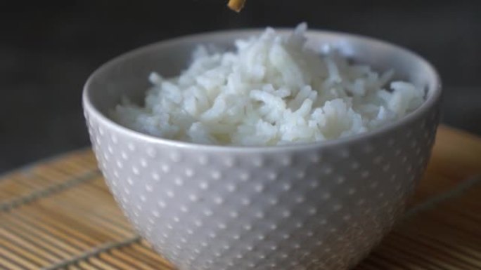 一个男人用碗筷吃饭的特写视频高清慢动作