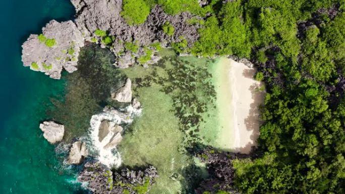 岩石岛有一个小海滩。卡拉莫恩群岛，马图卡德，菲律宾