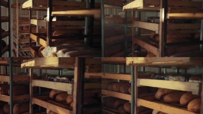 一排排装有不同种类面包的架子，用木板装饰。