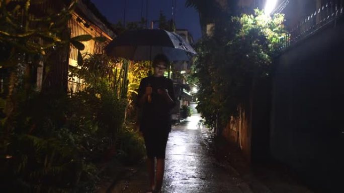 女人晚上在雨中行走