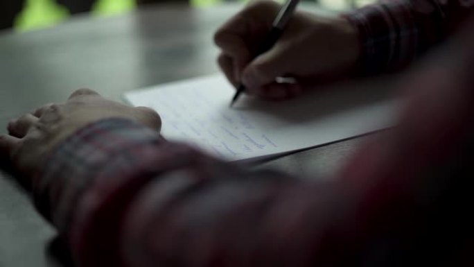 Kuchl/奥地利-2019年8月22日: 男人的手在木桌上的白纸上写信。复古信，婚礼爱情故事，新郎