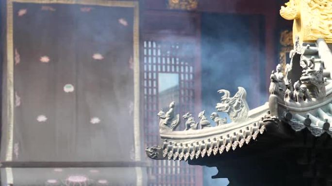 中国传统寺庙建筑屋檐上的神仙和野兽，风中烟起，超慢动作。