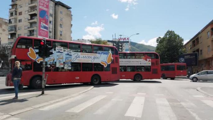 阳光明媚的日子，马其顿斯科普里乘坐doubledecker红色巴士的高峰时间交通