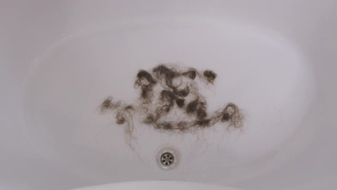 。洗完后头发松弛躺在浴缸里。脱发问题。