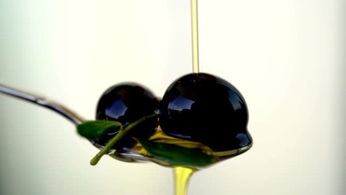汤匙上的橄榄油料理吃饭植物油