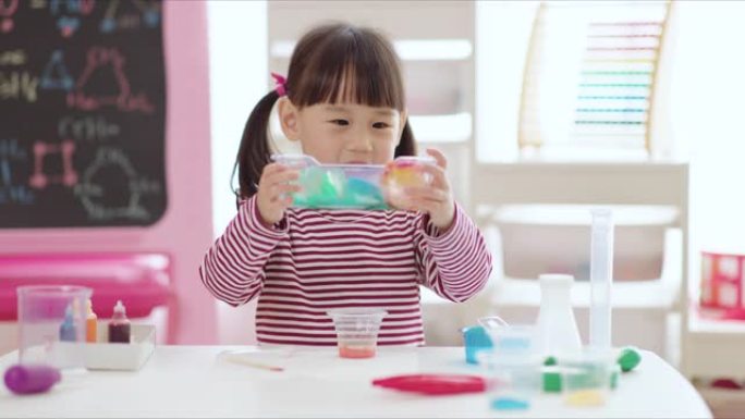年轻女孩玩彩虹冰科学实验