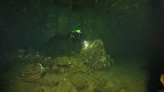 在楚克群岛沉船的特鲁克泻湖潜水。