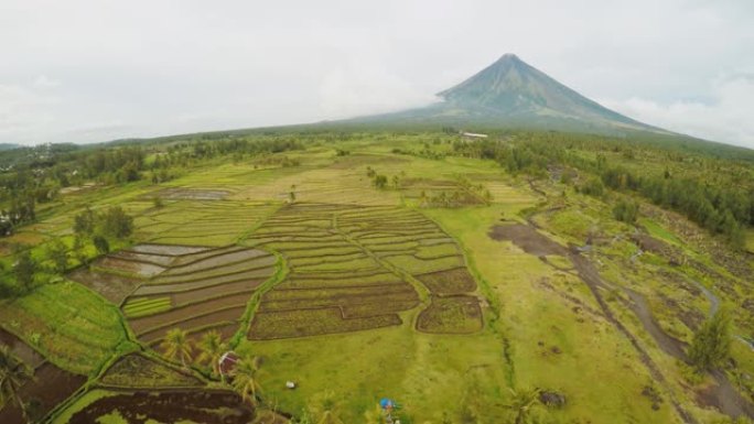 菲律宾黎牙实比市附近的马永火山。稻田的鸟瞰图。马永火山是一座活火山，2462米高。阴