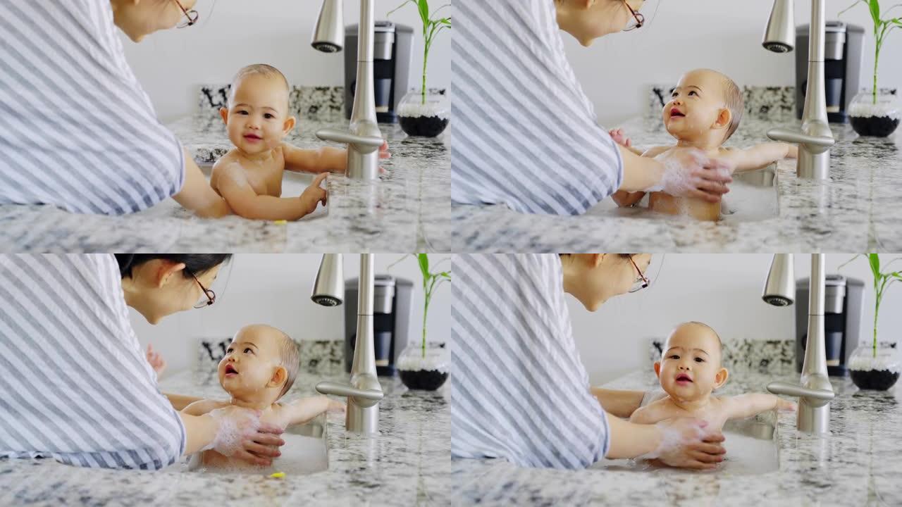 婴儿在厨房洗水槽