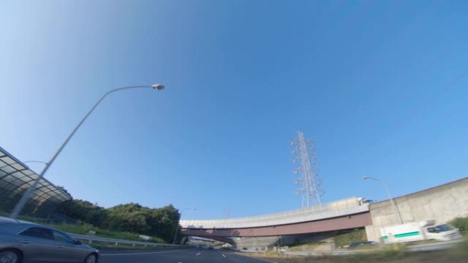 日本高速公路的低角度拍摄。