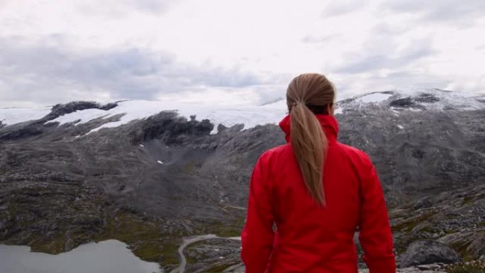 一个女人在落基山上徒步旅行的视频。