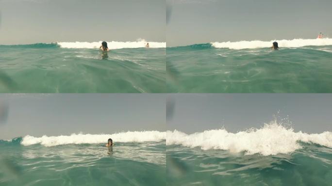 海浪。女人在海里的充气戒指上游泳。