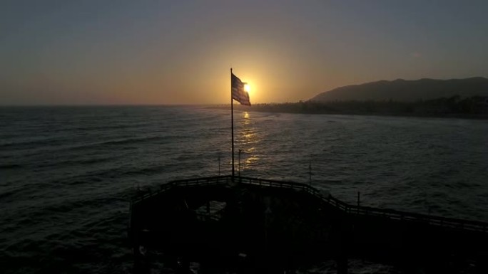 美国国旗在文图拉码头日落时关闭