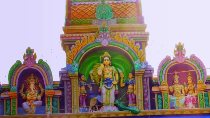 在印度的一座印度教寺庙上，印度教女神穆鲁甘勋爵的雕像