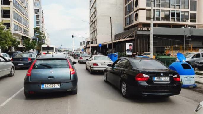城市中的汽车交通堵塞，希腊塞萨洛尼基的道路，慢动作驾驶视点