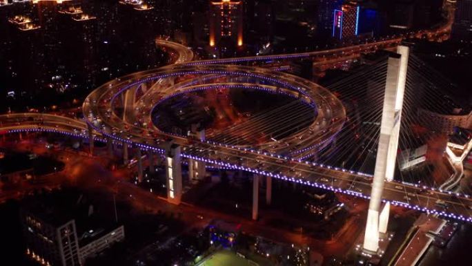航空视频场景南浦大桥螺旋路夜间日落时间与交通陆上概念，上海，中国4k视频