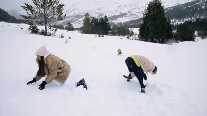 双胞胎姐妹扔雪在山上玩耍。有趣而快乐的活动，非常适合家庭和朋友一起度过冬季假期4K