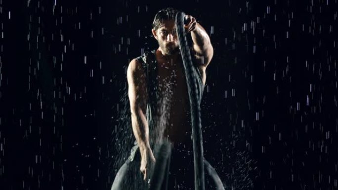 运动男子在雨中锻炼