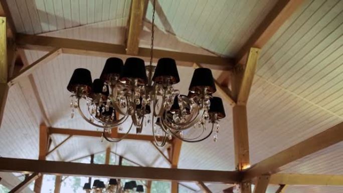 餐厅天花板上的大型漂亮吊灯