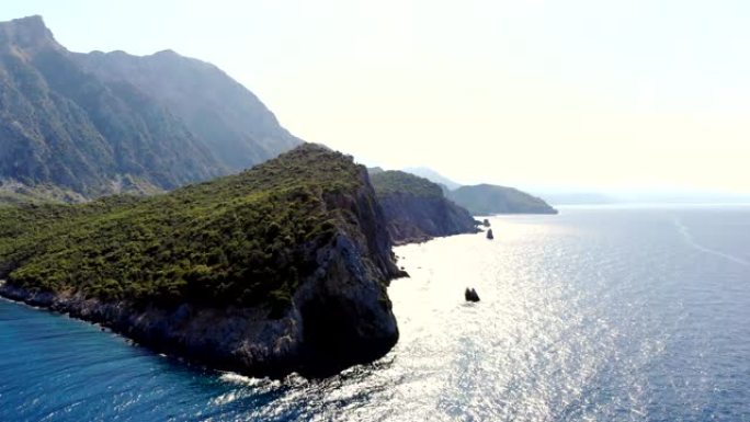 航空。从上方观看。美丽的夏日海景。希腊埃维亚岛的岩石海滩