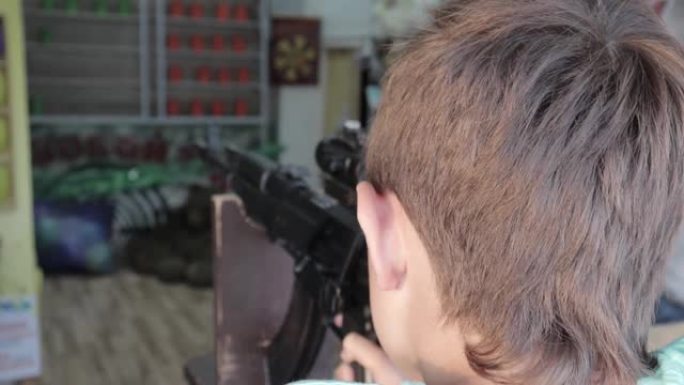高加索十几岁的男孩在射击场用气动步枪瞄准，射程