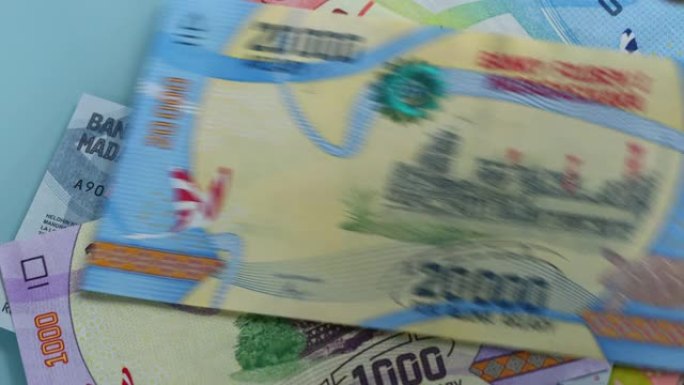 马达加斯加钱，Ariary，算在桌子上，各种钞票