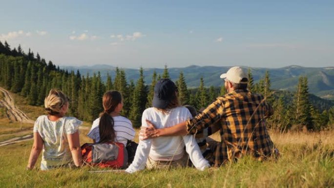 带孩子的旅行者家庭欣赏风景优美的山景