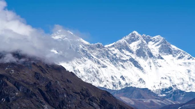 Lhotse 8516m山的4k时间流逝-是世界第四高峰，珠穆朗玛峰藏在左边的云层中。珠穆朗玛峰观景