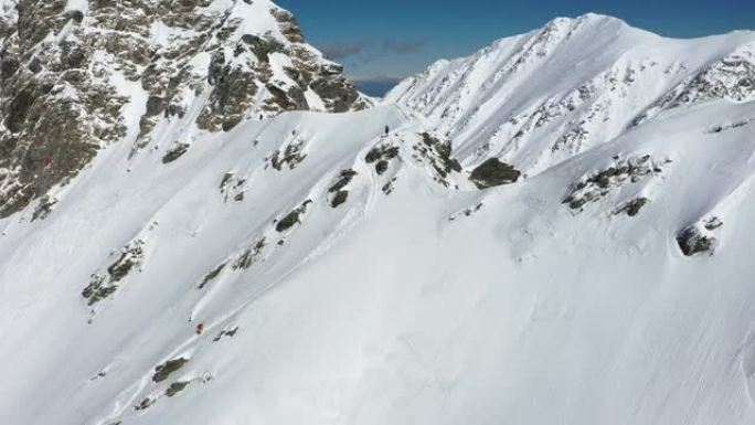 4k航拍画面，滑雪登山者在滑雪巡回赛和登山比赛中参加比赛