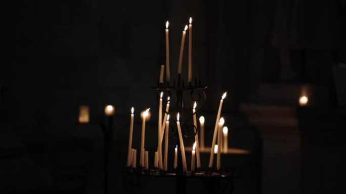 教堂中的蜡烛教堂中的蜡烛