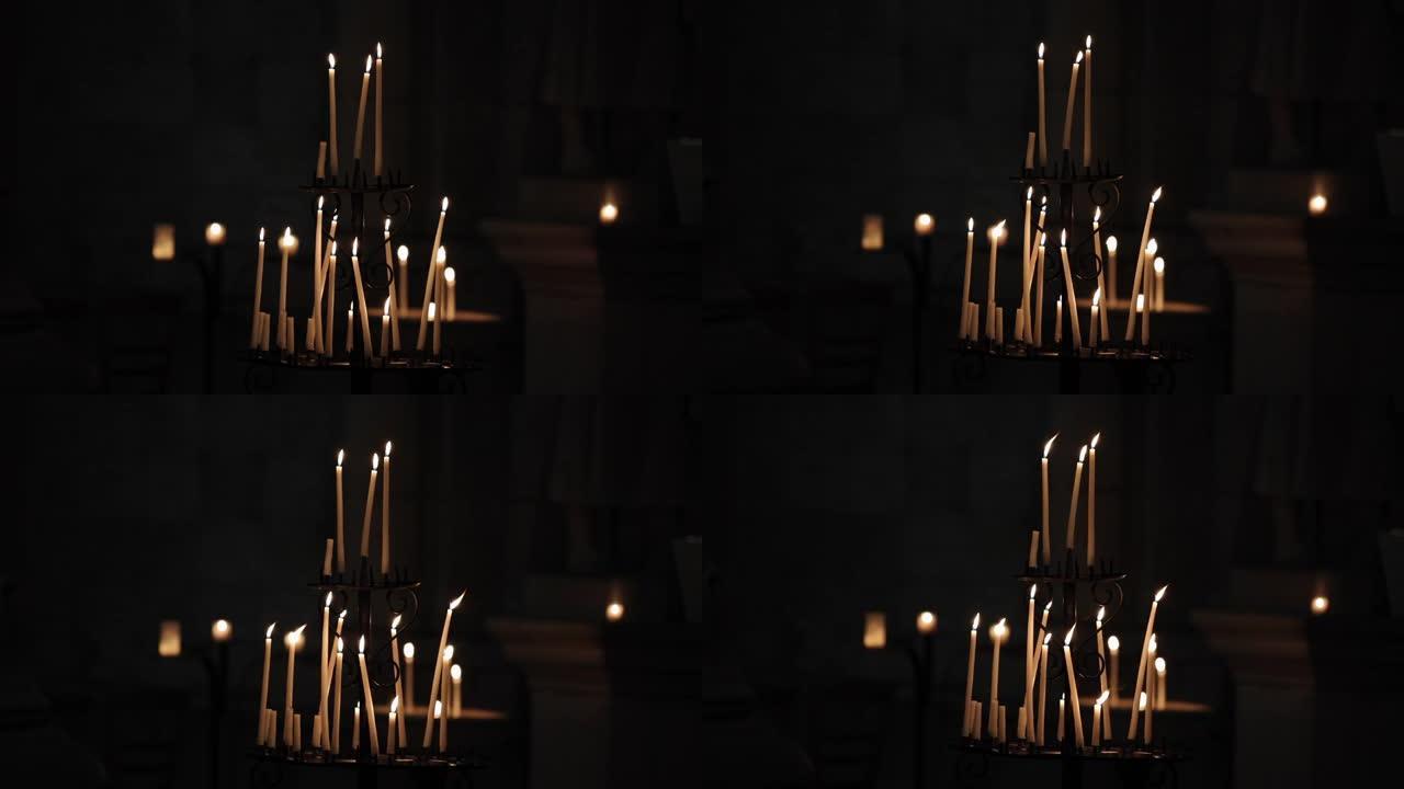 教堂中的蜡烛教堂中的蜡烛