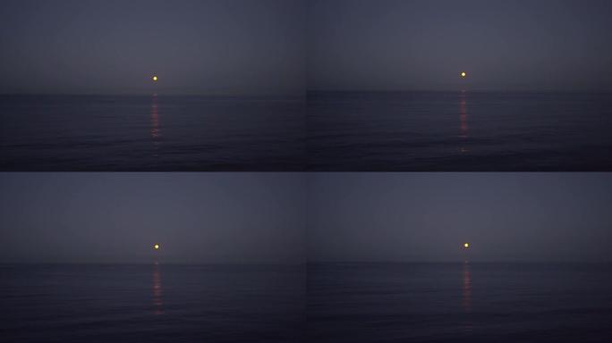 黄昏中满月在海上升起，浪漫的场景