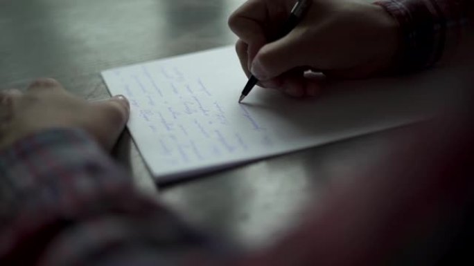 Kuchl/奥地利-2019年8月22日: 男人的手在棕色木桌上用白纸写信。复古信，婚礼爱情故事，新