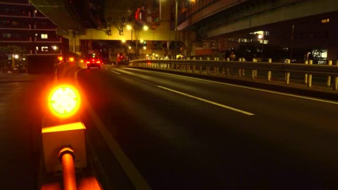 夜间城市交通。道路上有照明夜灯的交通