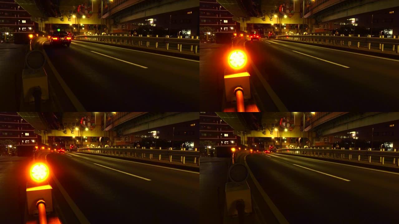 夜间城市交通。道路上有照明夜灯的交通