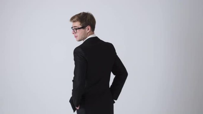 自信的商人在白色背景上转身