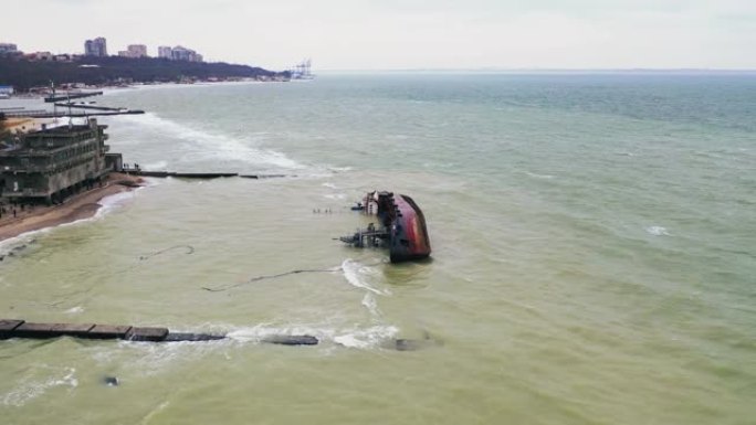 在敖德萨黑海海岸失事的沉没货船油轮的空中超脱