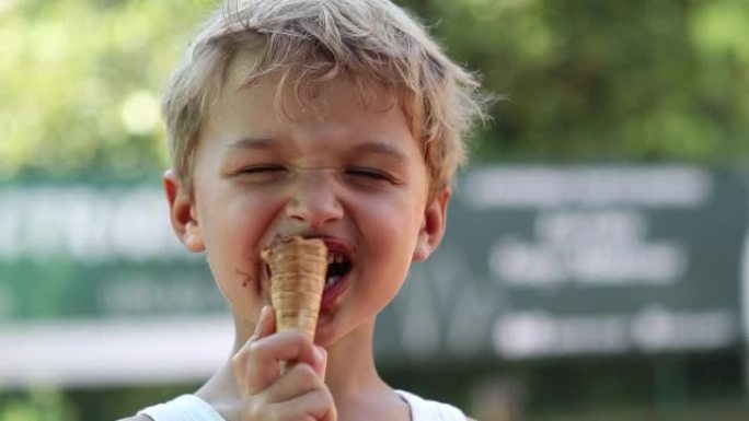 孩子吃冰淇淋。小男孩吃冰淇淋甜点