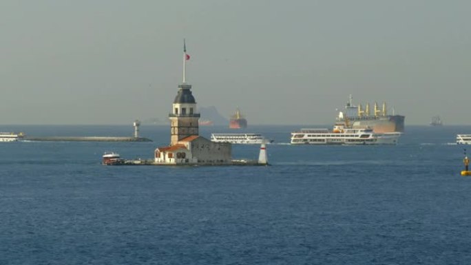 博斯普鲁斯海峡入口处的货船