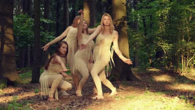 一群自然化妆的漂亮年轻女孩在森林里跳舞。