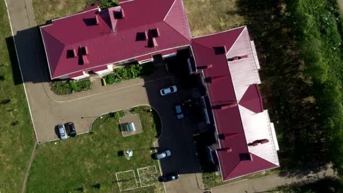 红顶房屋之间的鸟瞰图