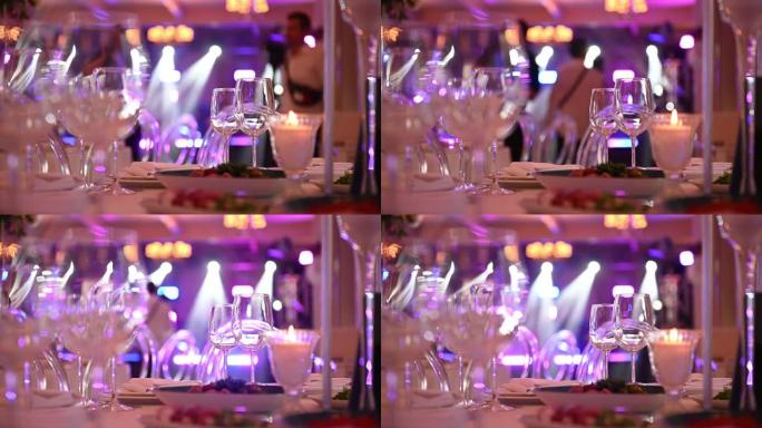 桌上的空酒杯，白色桌布为客人服务