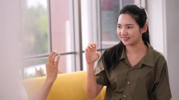 泰国妇女通过与老师背诵英语来学习使用手语