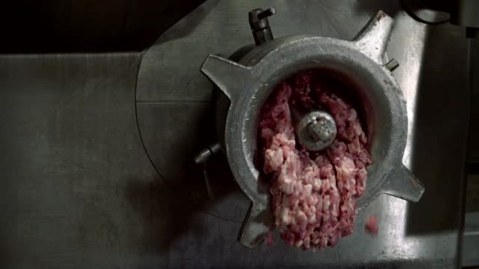 巨大的绞肉机绞肉机生产碎肉。肉类和香肠制造厂的工业香肠生产过程