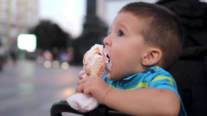 可爱的小男孩自己吃冰淇淋