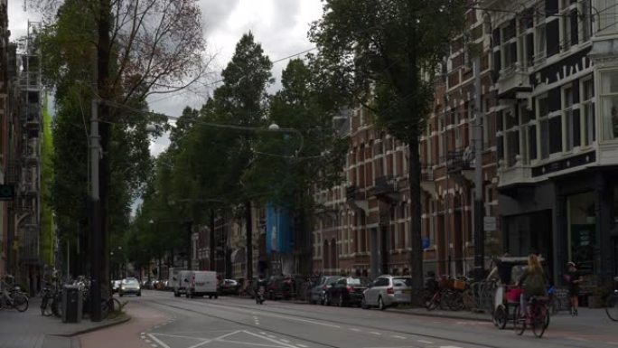 多云的一天阿姆斯特丹市中心交通街十字路口慢动作全景4k荷兰