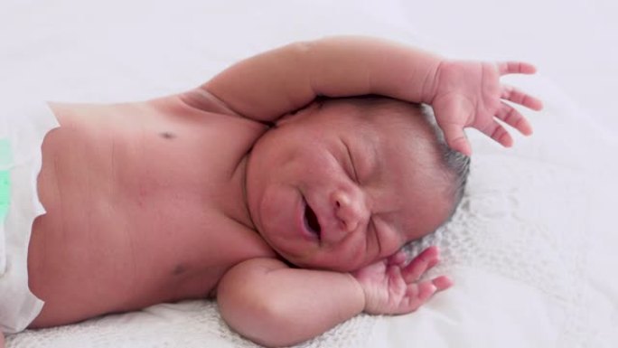 新生的非裔美国人婴儿睡得很香