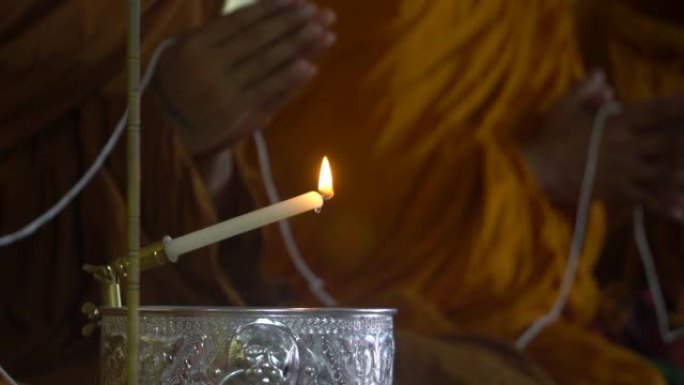 用烛光祈祷和尚